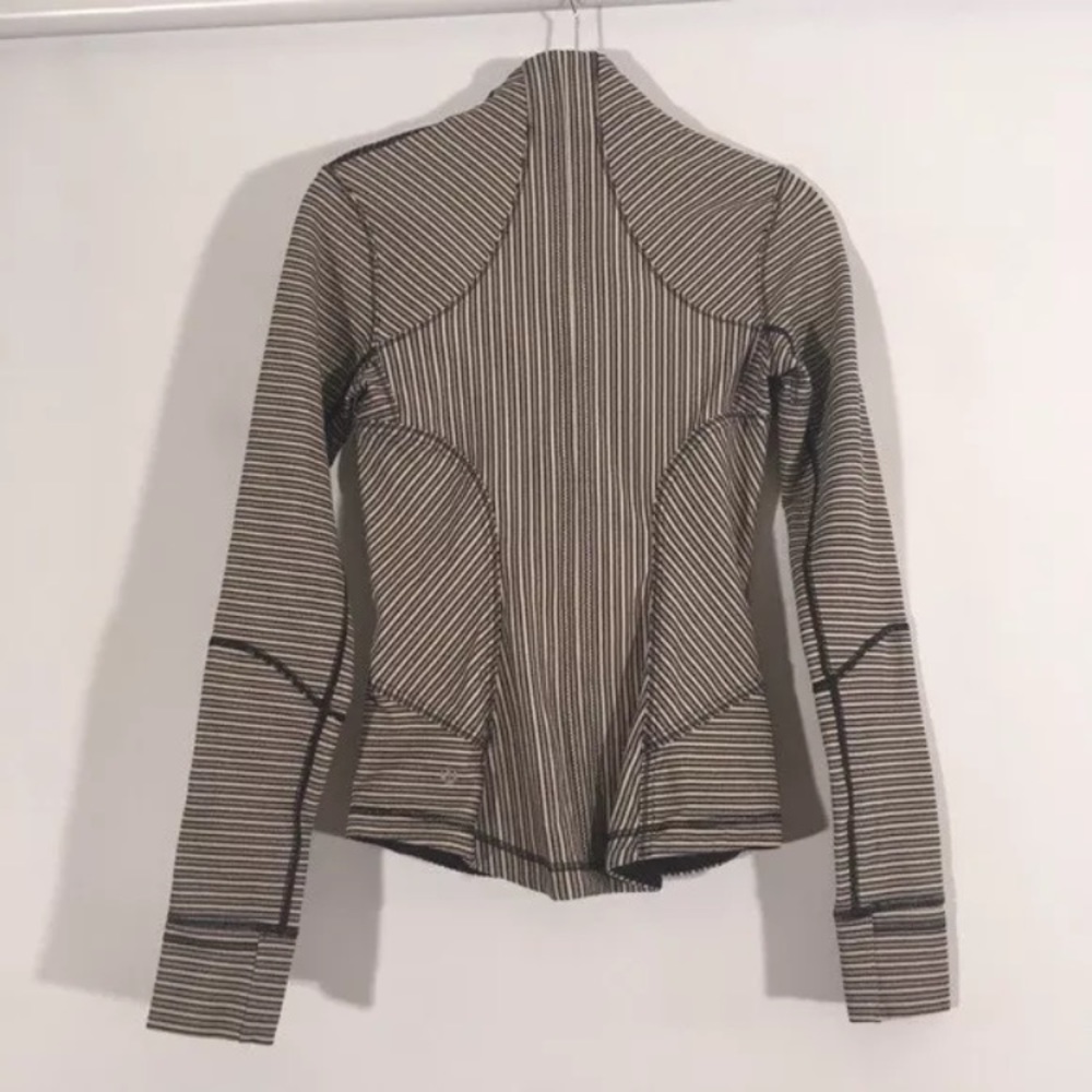 Lululemon forme jacket sz 2. EUC. Blue and cream - Picture 4 of 5